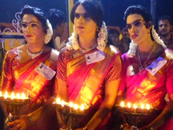 பெண் வேடத்தில் அம்மனுக்கு நன்றி சொன்ன ஆண்கள் - கொற்றன்குளக்கரை சமய விளக்குத் திருவிழா 