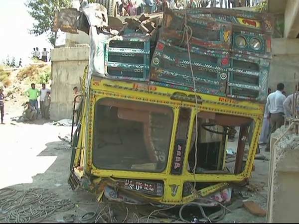 Lorry falls into drain in Gujarat killed 26 people on the spot Lorry falls into drain in Gujarat killed 26 people on the spot