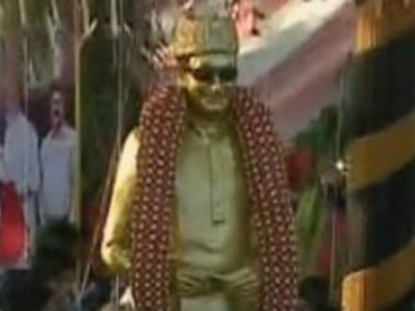 எம்ஜிஆரைப் போல் இருக்கு