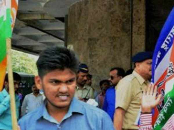 MNS workers target Gujarati signboards at shops in Thane MNS workers target Gujarati signboards at shops in Thane