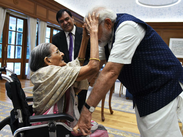 Shrabati Devi who tied rakhi to Narendra Modi, has passed away in her home Shrabati Devi who tied rakhi to Narendra Modi, has passed away in her home