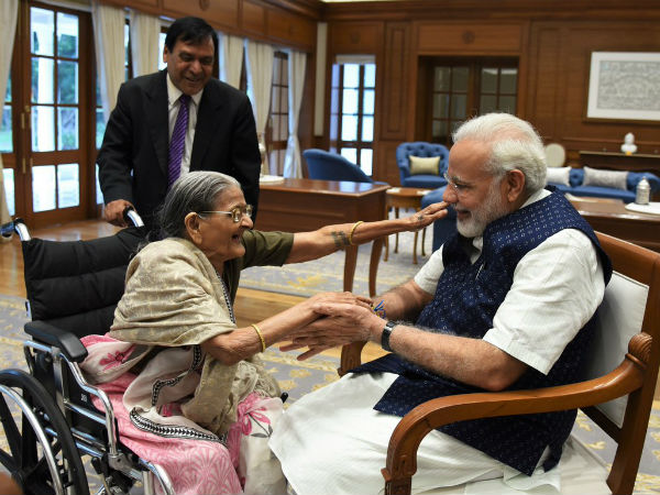 Shrabati Devi who tied rakhi to Narendra Modi, has passed away in her home Shrabati Devi who tied rakhi to Narendra Modi, has passed away in her home