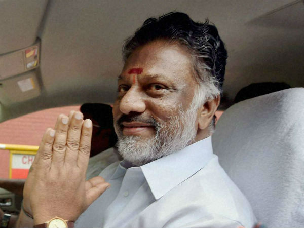 ஓபிஎஸ், தம்பித்துரை பார்த்தனர்