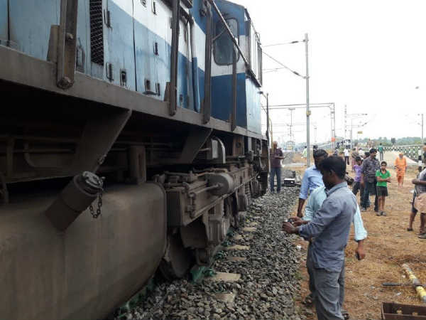 Passenger rail derails in Nagercoil Passenger rail derails in Nagercoil