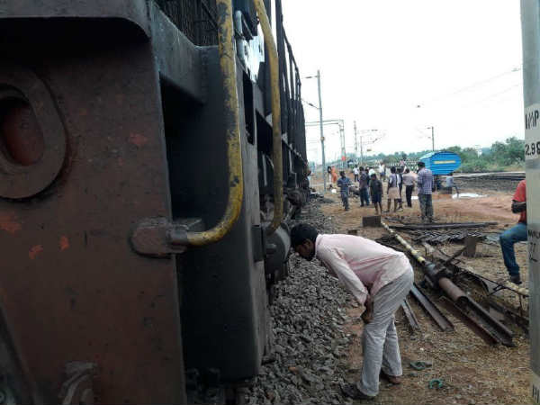 Passenger rail derails in Nagercoil Passenger rail derails in Nagercoil