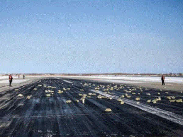 A plane’s door flew open during takeoff, raining gold and silver over 16 miles of Siberia A plane’s door flew open during takeoff, raining gold and silver over 16 miles of Siberia