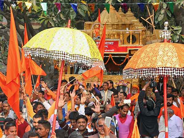 பொதுஇடத்தில் கூடக்கூடாது