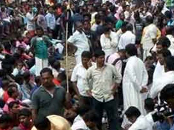உறவினர்கள் மறியல்