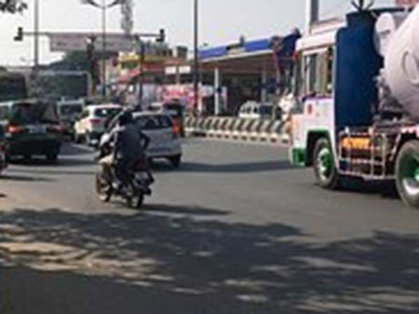 பெண் மீது வாகனம் மோதியது