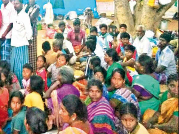 மர்ம நபர்கள் சுவரை சேதப்படுத்தினர்