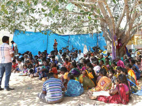 கிராமத்தை விட்டு வெளியேறிய மக்கள்
