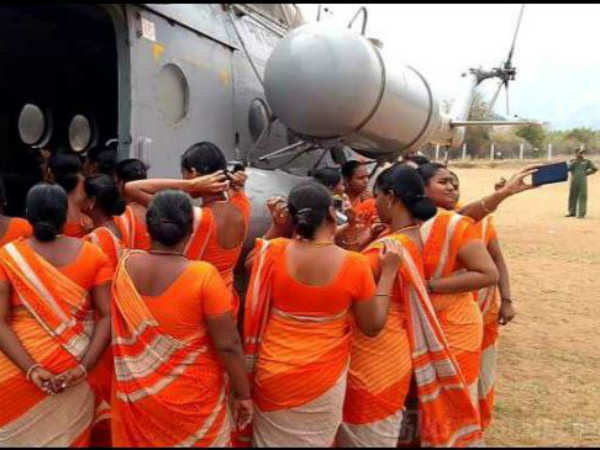 ஹெலிகாப்டர் முன் ஆசிரியர்கள் செல்ஃபி
