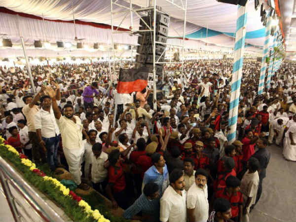 கருணாநிதிக்கு பரிசு