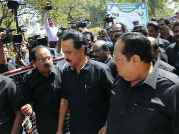 கருப்பு சட்டையில் திமுக