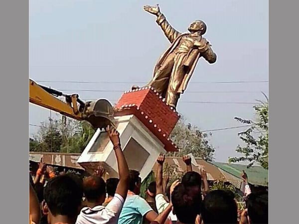 With the fall of the Left fell a giant statue of Lenin in Tripura With the fall of the Left fell a giant statue of Lenin in Tripura