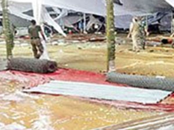 மேடை சரிந்தது