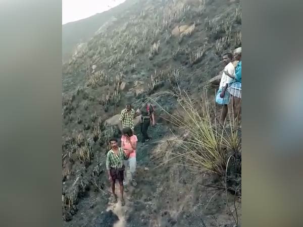 27 trekkers rescue from Theni Wild fire 27 trekkers rescue from Theni Wild fire