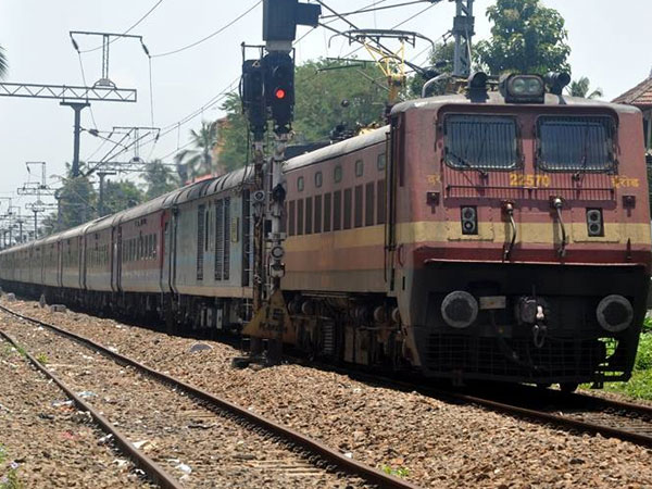Indore to Kumari train stopped in Vaniyampadi due to bomb threat Indore to Kumari train stopped in Vaniyampadi due to bomb threat