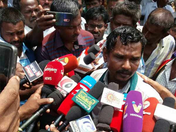 Try to fire the farmer in Tutucorin Collectorate Office Try to fire the farmer in Tutucorin Collectorate Office