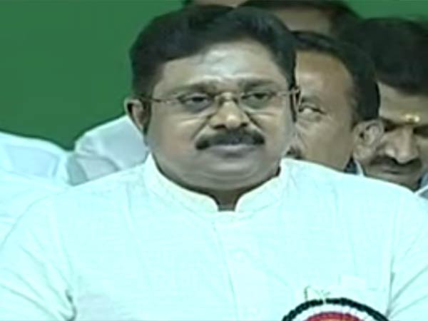 குனிந்து சிரிக்கிறார்கள்