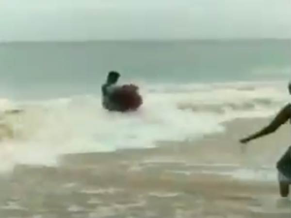 Youths thrown old woman into sea at Kanniyakumari Youths thrown old woman into sea at Kanniyakumari
