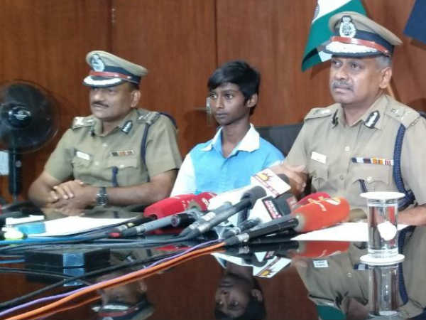 17years boys boldly chased thief in anna nagar chennai 17years boys boldly chased thief in anna nagar chennai