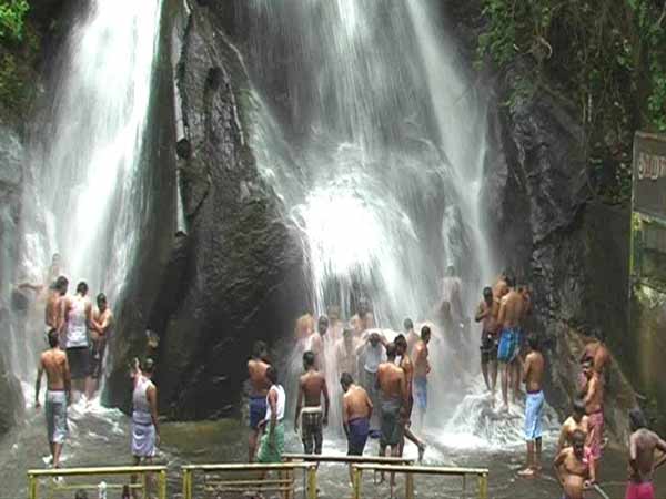 Tourists are increasingly crowded in Coutralam Tourists are increasingly crowded in Coutralam