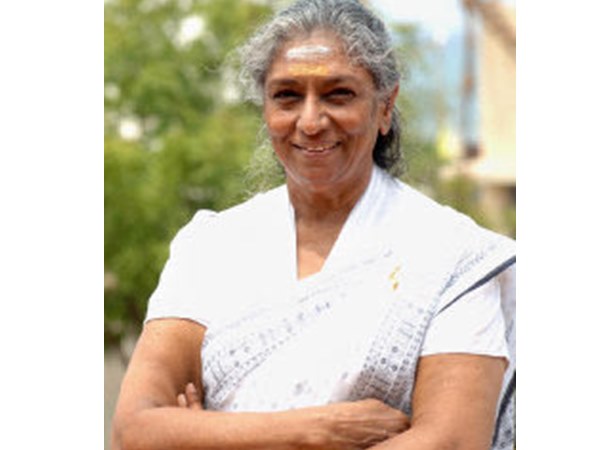 பின்னணியில் முன்னனியானார்