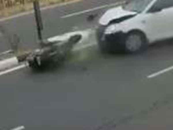 Two friends kills in a car crash on a two-wheeler near Kaveripakkam Two friends kills in a car crash on a two-wheeler near Kaveripakkam