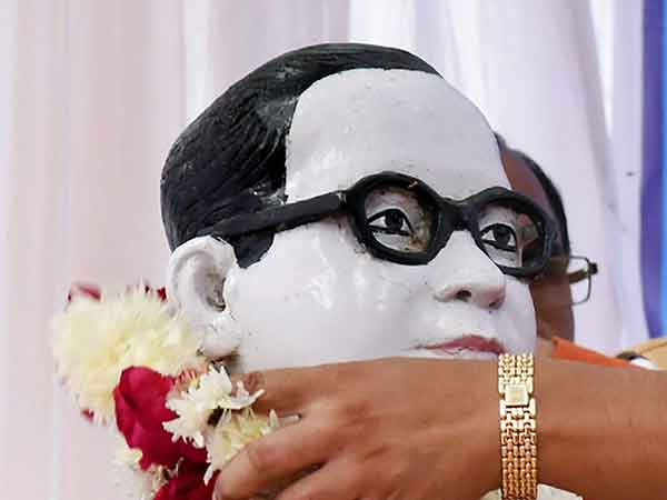 நீல நிறம் பூசப்பட்டது