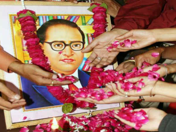 அம்பேத்கர் சிலையை சுத்தப்படுத்திய மக்கள்