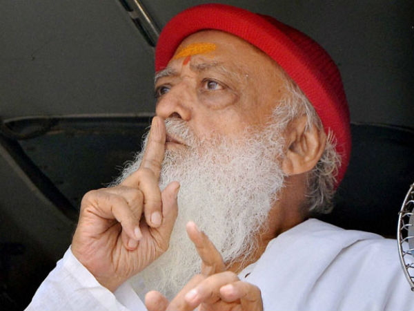 என்ன செய்கிறார்