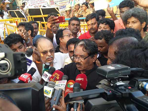 முழு அரசியல்வாதியான பிறகு சொல்கிறேன்