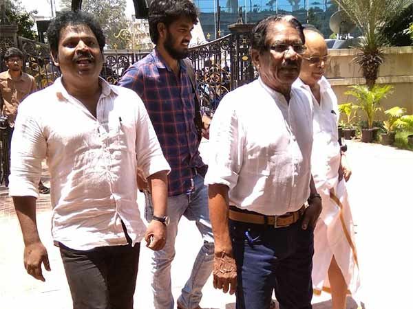 Tn film directors meets governor banwarilal purohit at Raj bhavan Tn film directors meets governor banwarilal purohit at Raj bhavan