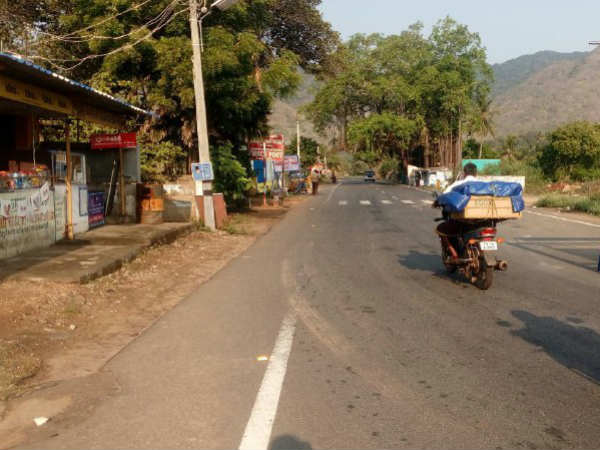 மத்திய அரசை கண்டித்து கேரளாவில் பந்த்.. தமிழக எல்லையில் பேருந்துகள் நிறுத்தம் - பயணிகள் அவதி 