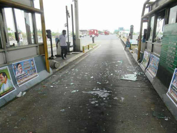 டோல் கேட் தாக்குதல்