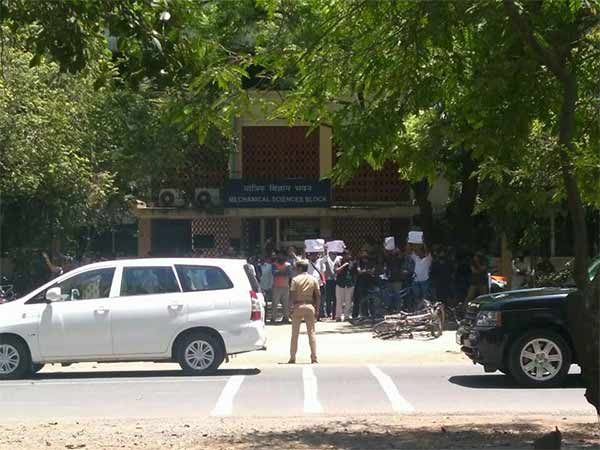 Chennai IIT students raised slogans and black flag in front of PM Modi Chennai IIT students raised slogans and black flag in front of PM Modi