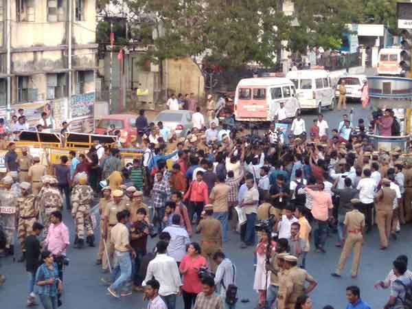 Police filed case against Bharathiraja and 500 others for their yesterday protest Police filed case against Bharathiraja and 500 others for their yesterday protest