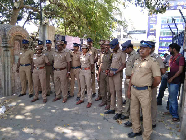 வீரர்களுக்கு பாதுகாப்பு கெடுபிடிகள்