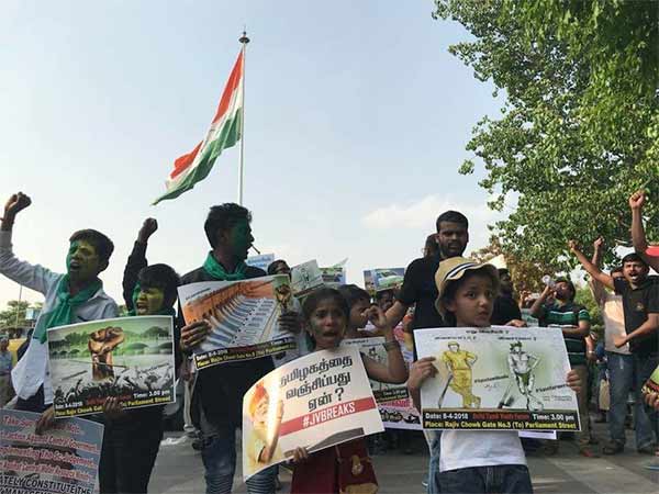 குழந்தைகள் ஏந்திய பதாகைகள்
