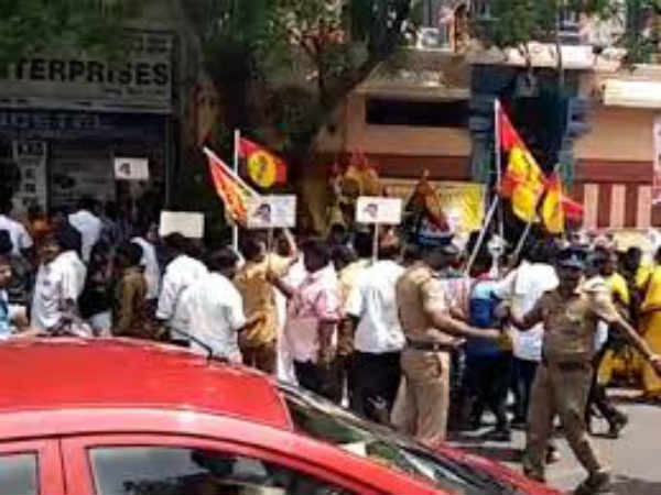 DMDK attacked journalists in Thoothukudi Sterlite protest DMDK attacked journalists in Thoothukudi Sterlite protest