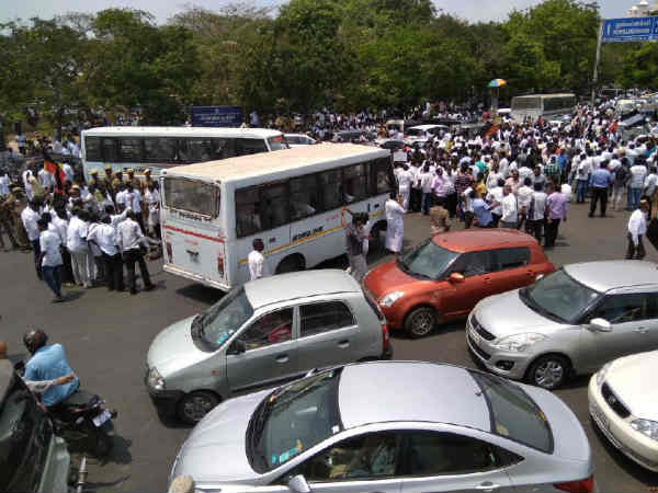 Chennai traffic is more due to DMK road rogo protest Chennai traffic is more due to DMK road rogo protest