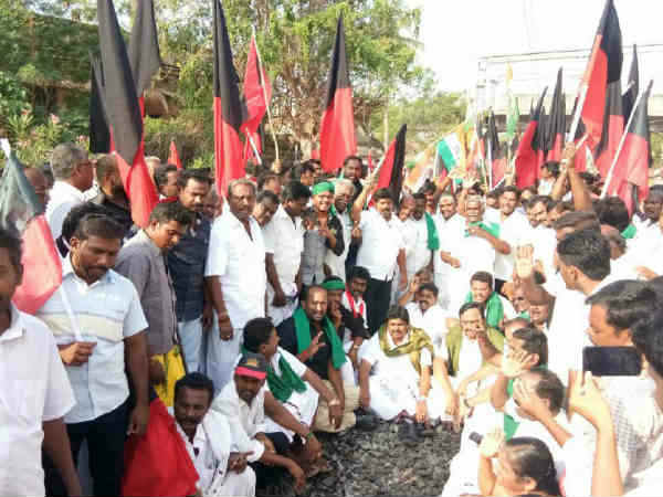Opponent parties conducts rail blockade in Tamilnadu demanding Cauvery management board Opponent parties conducts rail blockade in Tamilnadu demanding Cauvery management board