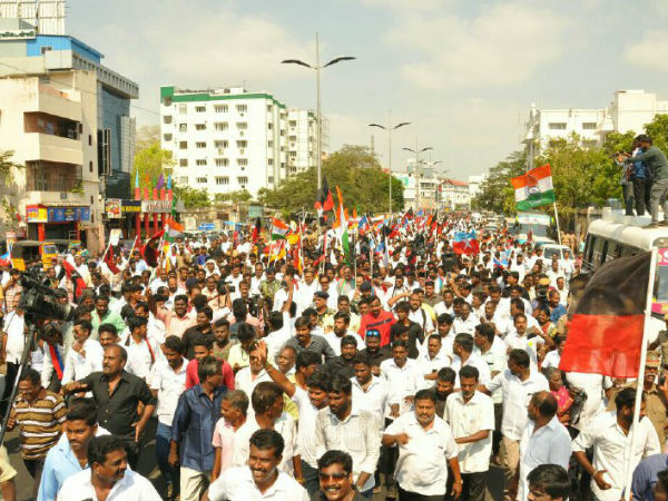 Stalin and his ally leaders sit in agitation for Cauvery in Beach road Stalin and his ally leaders sit in agitation for Cauvery in Beach road
