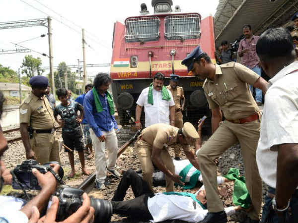 Tamil Nadu farmers protesting in Egmore railway station for Cauvery issue Tamil Nadu farmers protesting in Egmore railway station for Cauvery issue