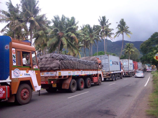 Trucks from TamilNadu to Karnataka are parked on the border Trucks from TamilNadu to Karnataka are parked on the border