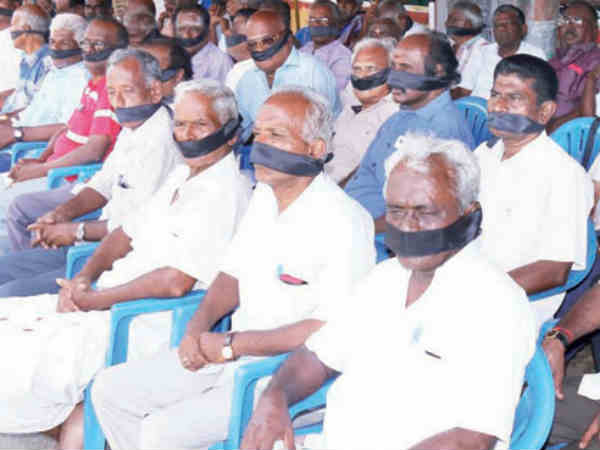 Farmers protest for demanding relief near Dindigul Farmers protest for demanding relief near Dindigul