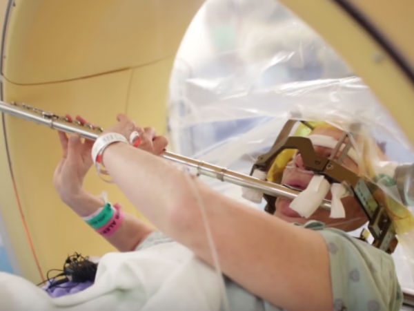 woman plays flute while undergoing brain surgery woman plays flute while undergoing brain surgery