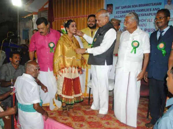 Governor again caught patting in Thirvaiyar Governor again caught patting in Thirvaiyar