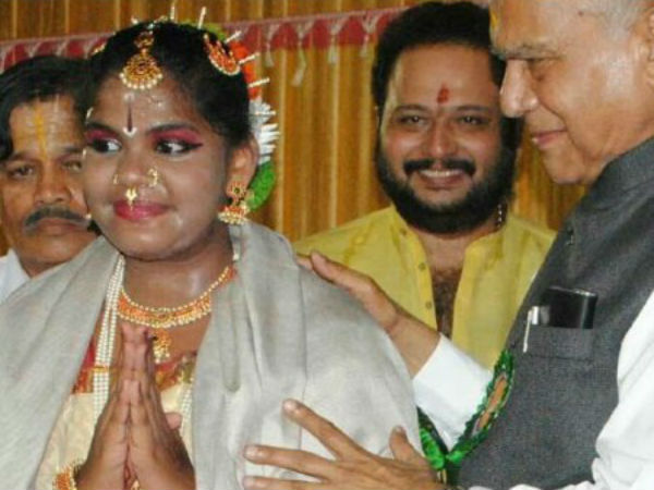 Governor again caught patting in Thirvaiyar Governor again caught patting in Thirvaiyar